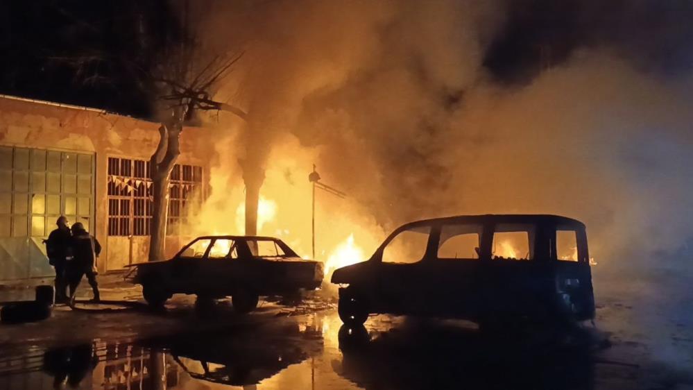 Sanayi sitesindeki yangında iş yeri ve iki otomobil alev alev yandı