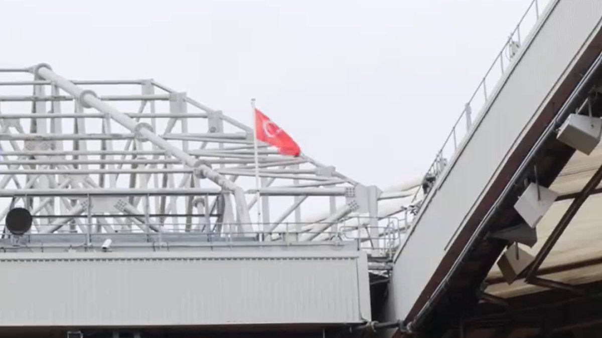 Manchester United'dan alkışlanacak hareket! Old Trafford'da Türk bayrağı dalgalandı