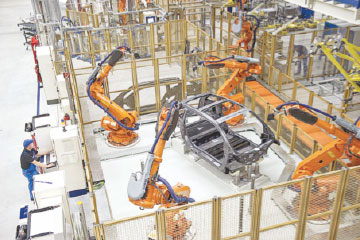 Otomobil fabrikasında robot, işçiyi öldürdü