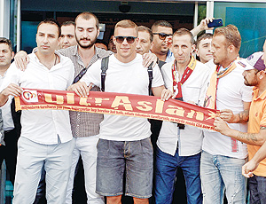 Süper panzer Podolski resmen Galatasaray'da