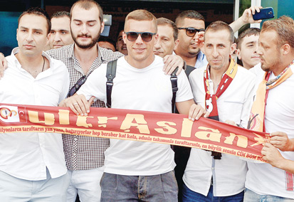 Süper panzer Podolski resmen Galatasaray’da
