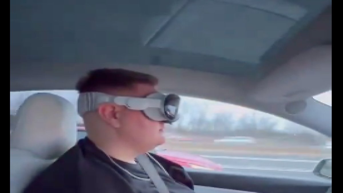 Amerika'da sürücüden ilginç görüntüler: Araç sürerken Apple Vision Pro kullandı
