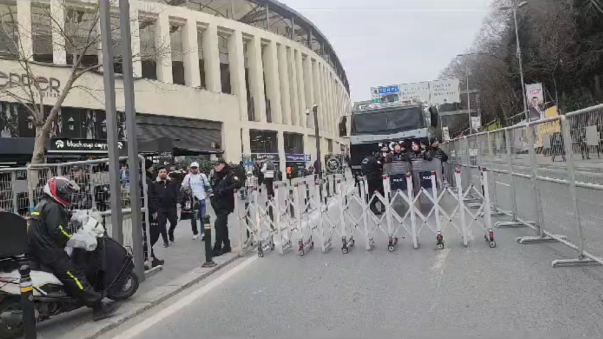Beşiktaş taraftarı toplanmaya başladı. Yüksek güvenlik önlemleri dikkat çekti