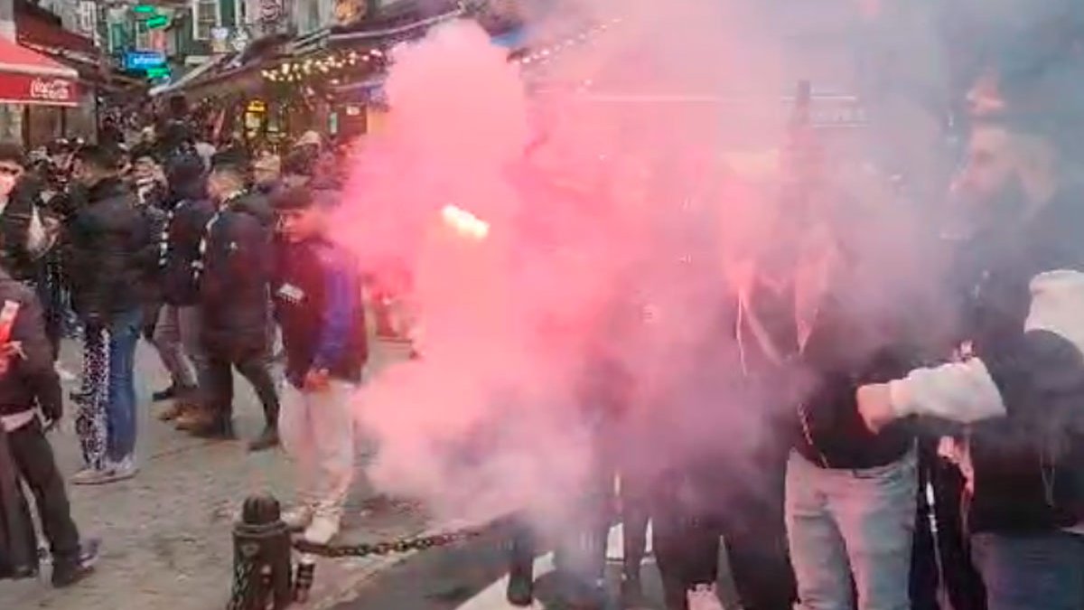 Beşiktaş taraftarı çarşıda toplandı. Galibiyet meşalesini yaktı