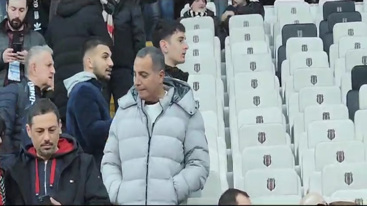 Beşiktaş'ın eski yıldızı derbi için stada geldi. Sessiz sedasız yerine oturdu
