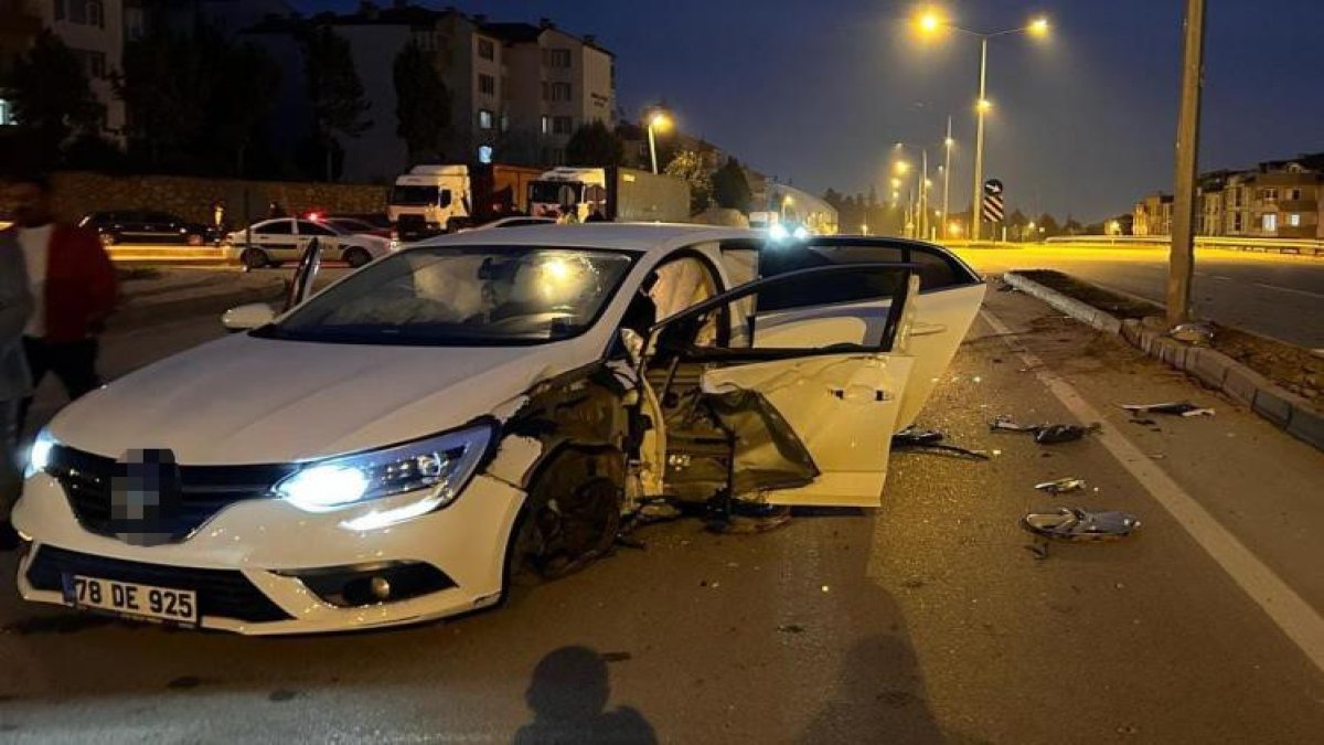 Bursa'da iki otomobil çarpıştı. 4 kişi yaralandı