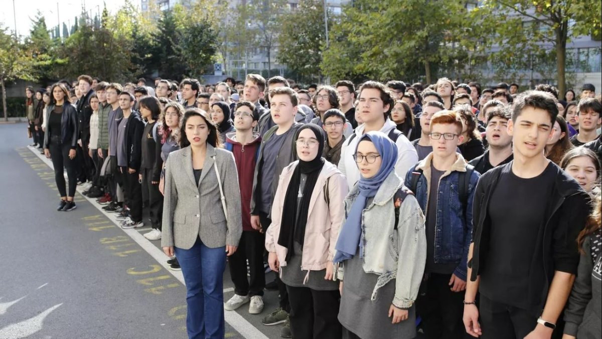 Yarın tüm okullarda 6 Şubat depremlerinde hayatını kaybeden vatandaşlarımız saygı duruşuyla anılacak