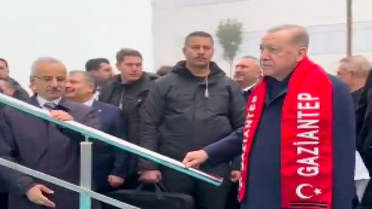 Cumhurbaşkanı Erdoğan'ın sahneye çıkışında görevlilerin ıslak korkuluk hassasiyeti