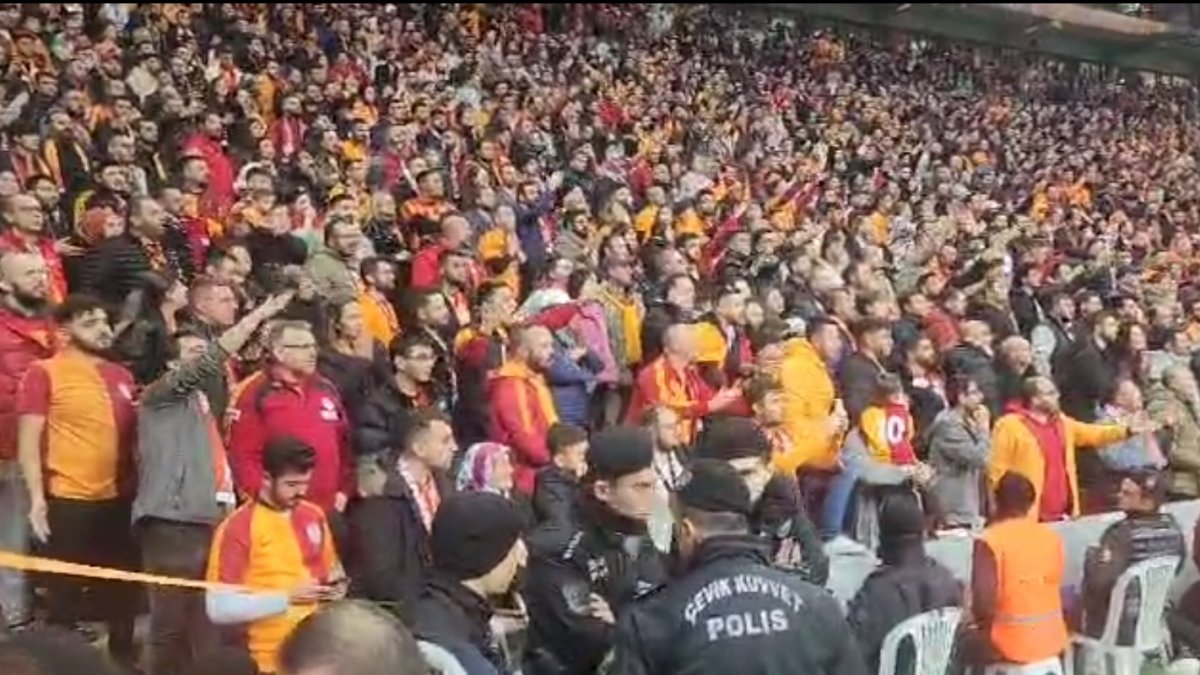 Galatasaray maçında tribünde aslan sürprizi. Gören fotoğraf çektirdi