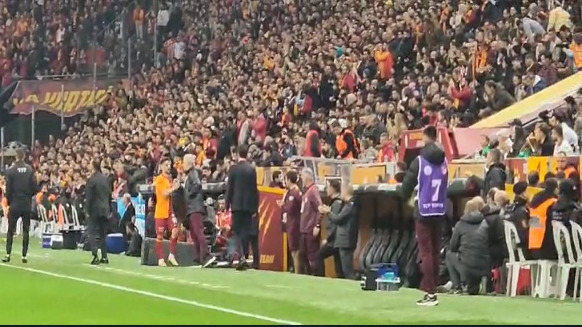 Mertens oyundan çıkarken neye uğradığını şaşırdı. Galatasaray taraftarı bir anda başladı