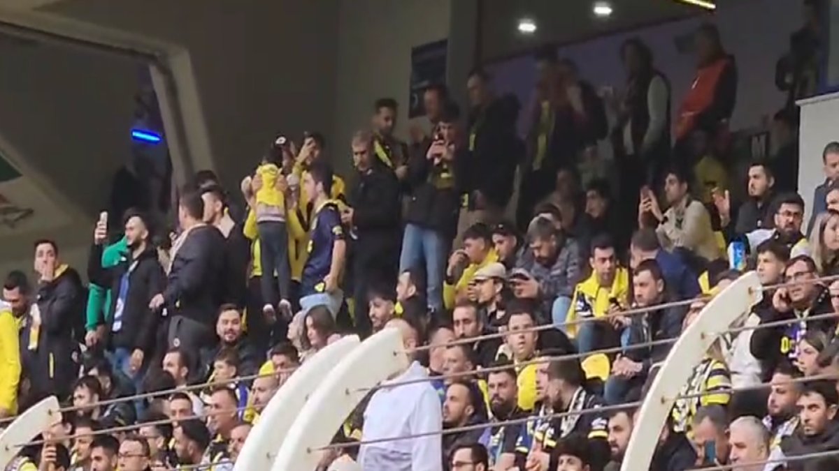 Fenerbahçe stadında çalan şarkı herkesi mest etti. Taraftar hep birlikte söyledi