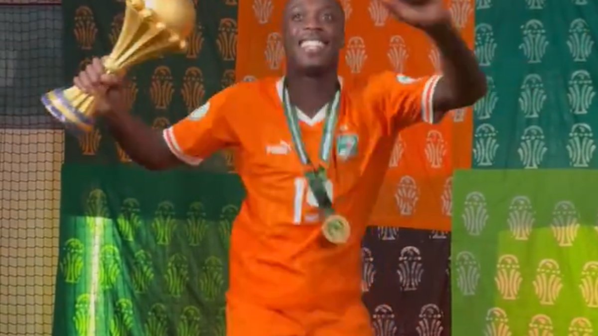 Trabzonsporlu Pepe sevinçten yerinde duramadı! Afrika Kupası'yla böyle poz verdi