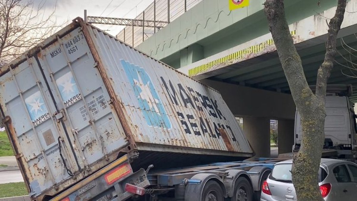 Bakırköy'de alt geçide çarpan TIR trafiği felç etti