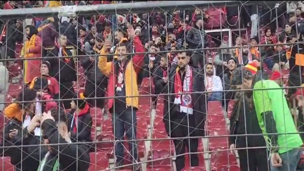 Galatasaray taraftarı stada akın etti. Şampiyonluk şarkıları söylenmeye başladı