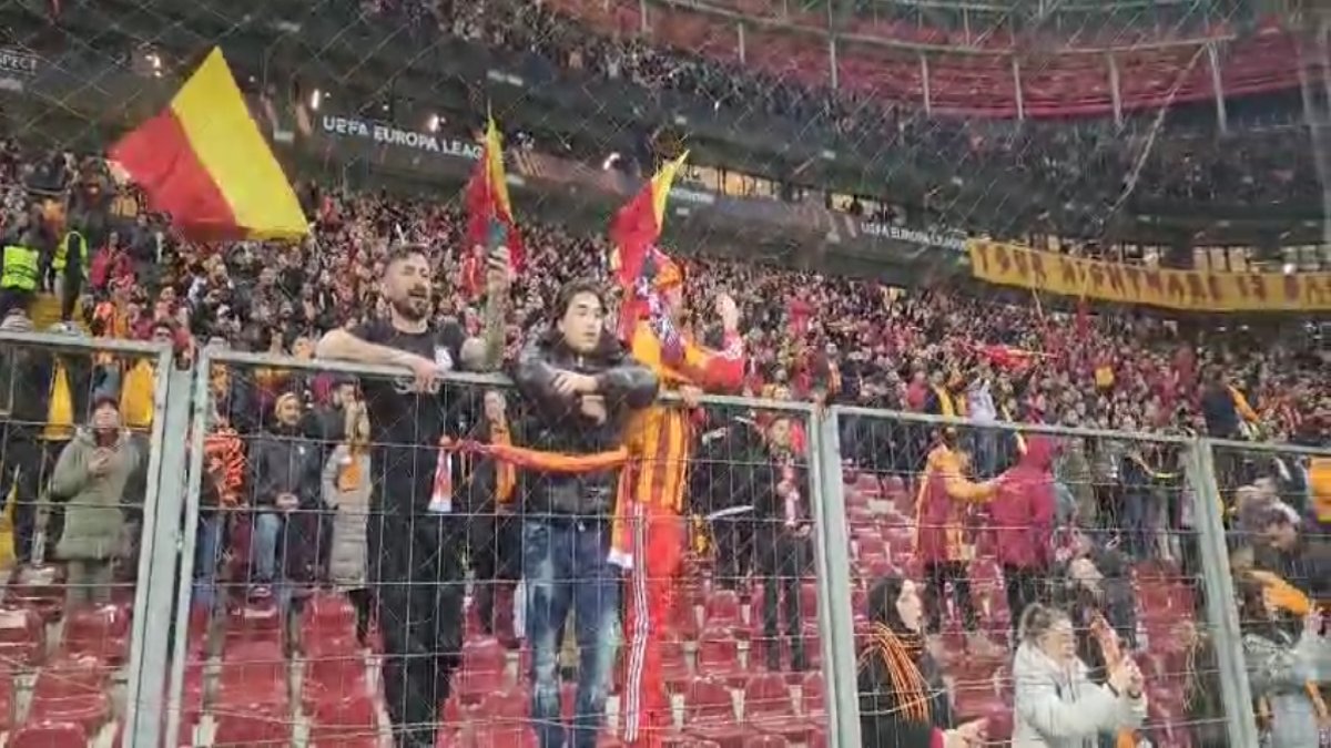 Galatasaray taraftarı tezahüratı İngilizce yaptı. Sparta Prag oyuncuları söylenenlere şaştı kaldı