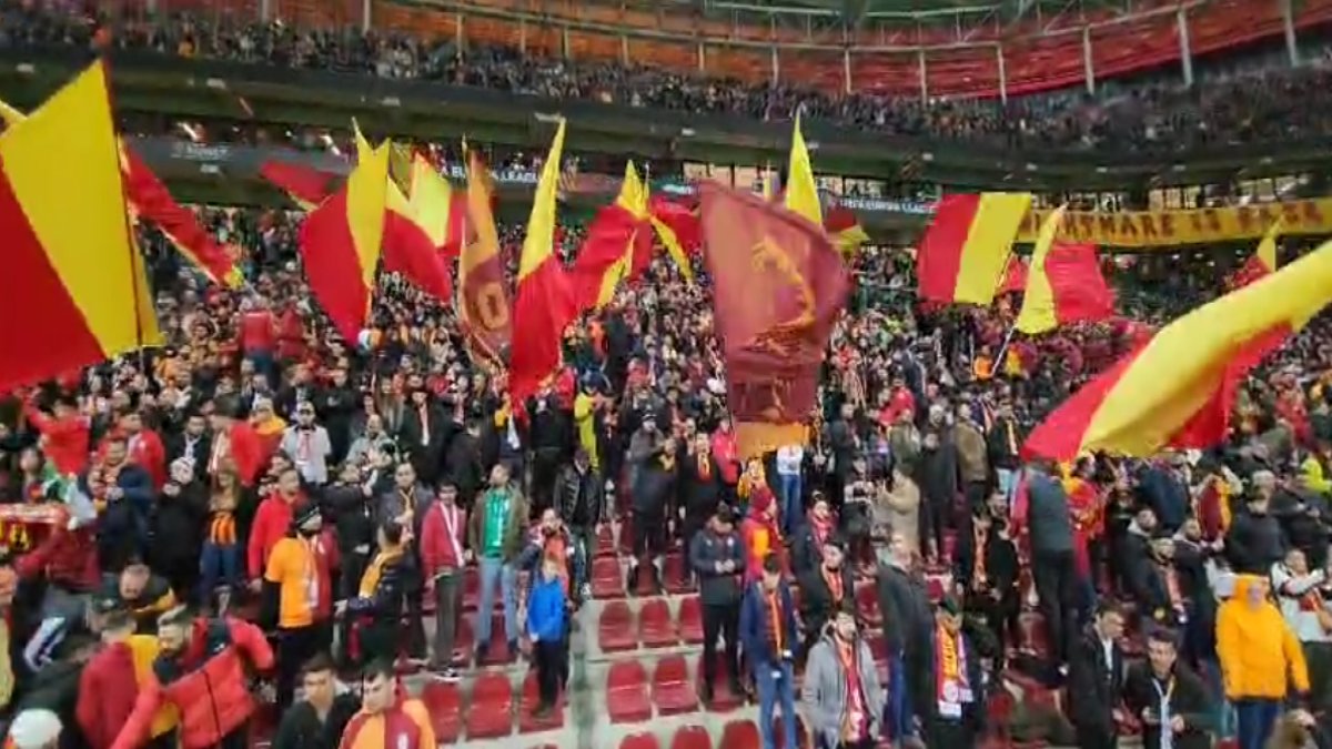 Galatasaray taraftarı bayrakları açtı. Oluşan görsel şölen herkesi büyüledi