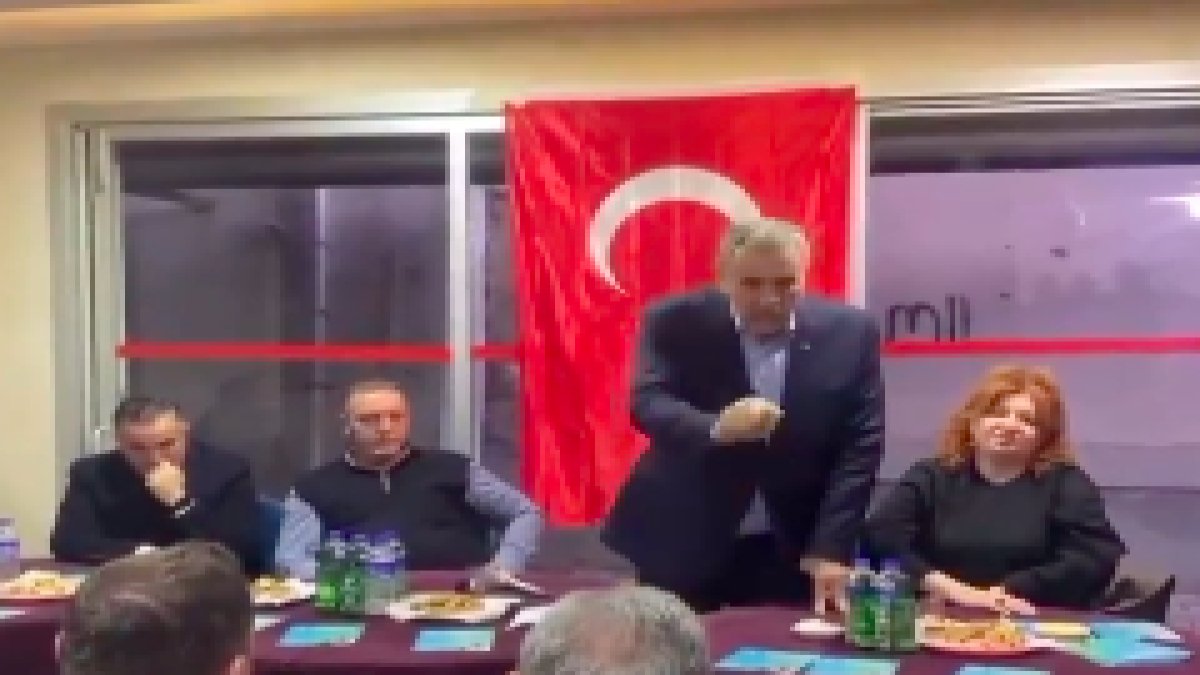AKP Bandırma Belediye Başkan adayı Cemal Öztaylan'ın vatandaşa çektiği el hareketi gündem oldu