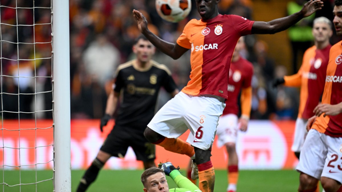Galatasaray önce 10 kişi kaldı sonra golü yedi