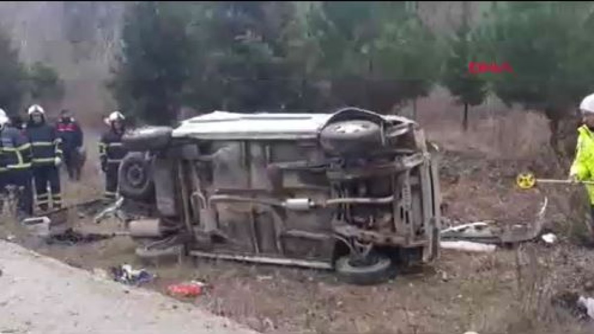 Karabük'te yoldan çıkan otomobil devrildi.1 ölü, 1 yaralı