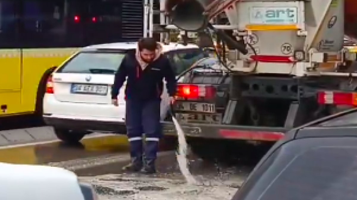 İstanbul’da polis, kırmızı ışıkta bekleyen beton mikserinden dökülen betonu mikser şoförünü araçtan indirerek temizletti.