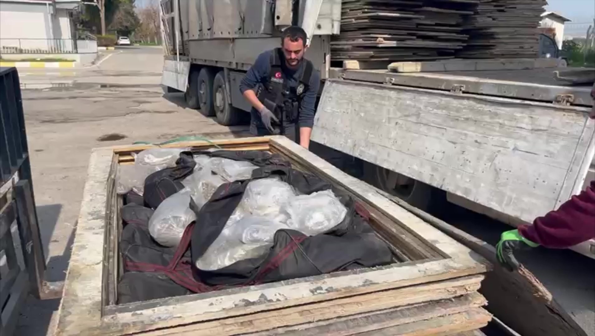Adana'da 100 kilo 700 gram esrar ele geçirildi