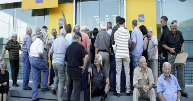 Yunanistan’da bankalar açıldı izdiham yaşandı