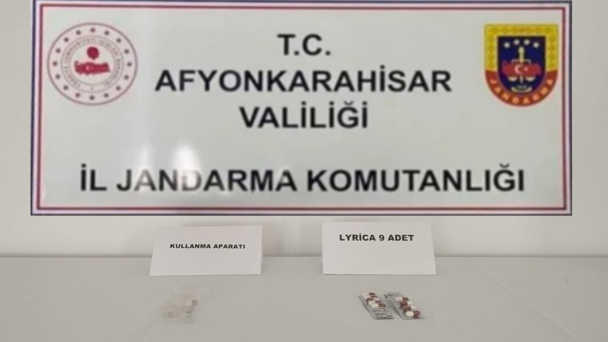 Uşak’tan Afyonkarahisar'a uyuşturucu taşıyan zehir tacirleri yakalandı