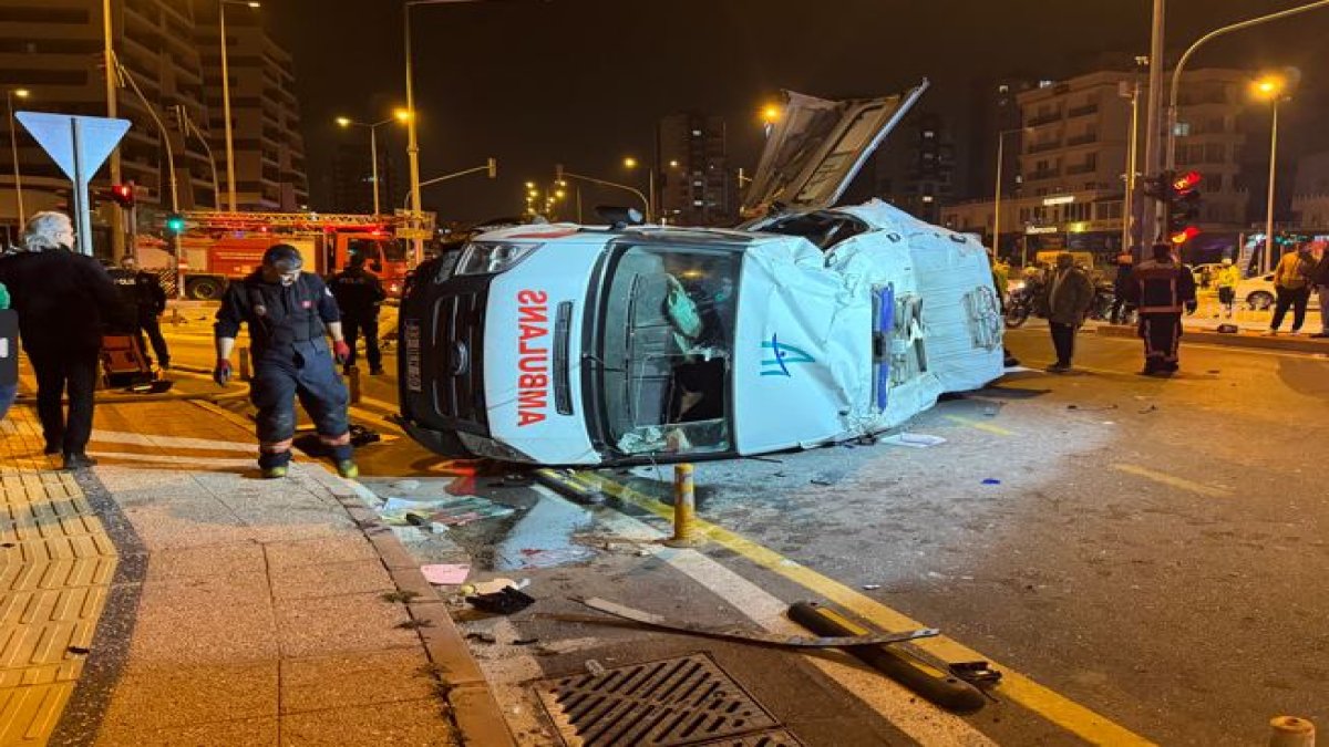 Mersin'de ambulans ile otomobilin çarpıştığı kazada 1'i ağır 7 kişi yaralandı