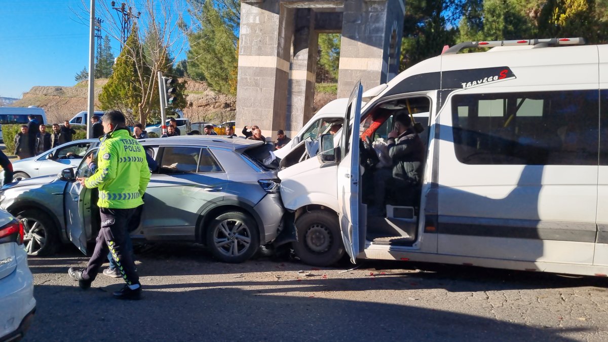 Diyarbakır’da zincirleme kaza! 6 araç karıştı: 2’si ağır, 18 yaralı