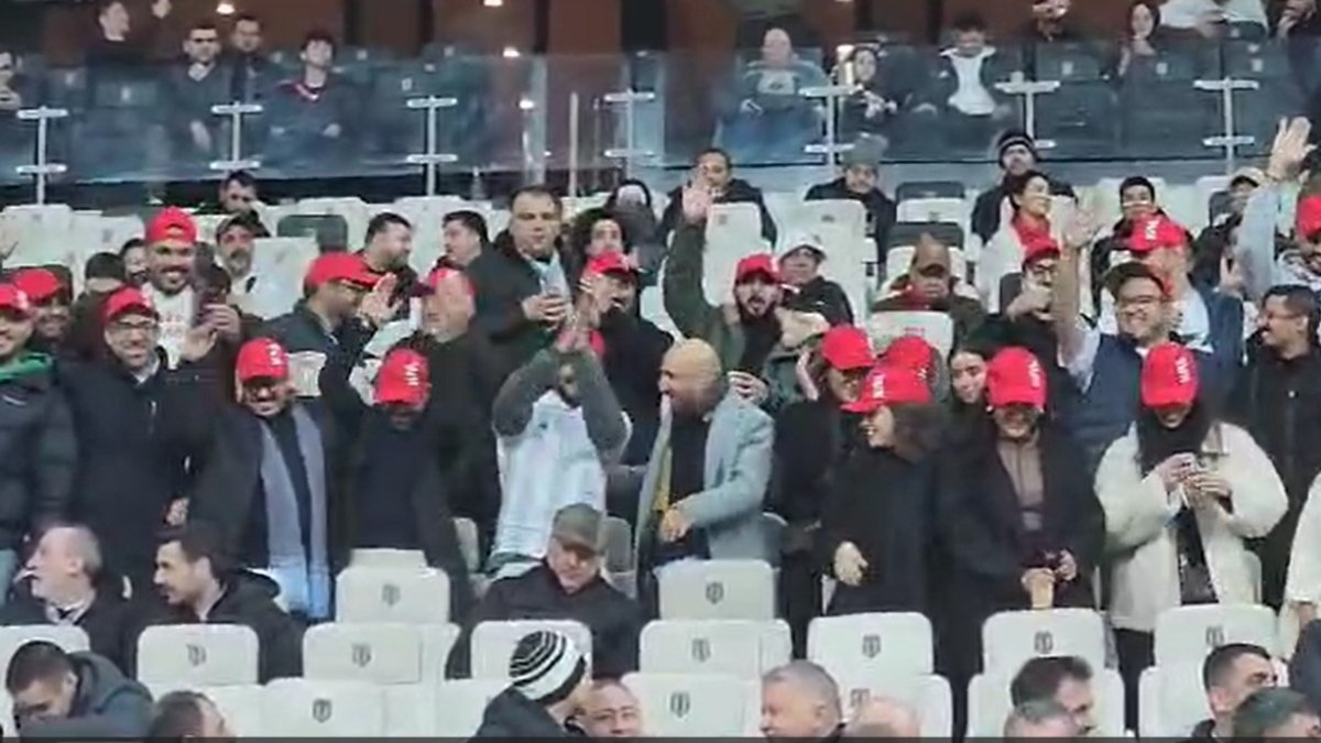 Beşiktaş Stadı'nı Araplar bastı. Kırmızı şapkalarıyla bir anda ortaya çıktılar