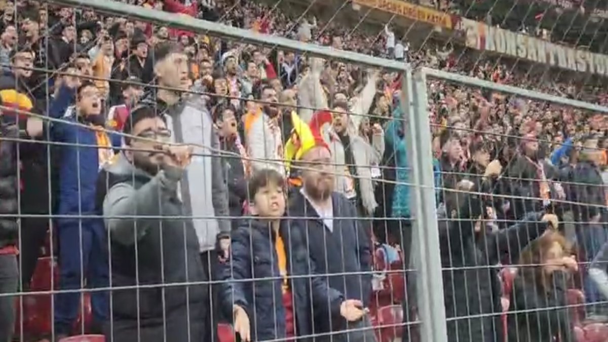 Galatasaray direği taraftar kendini dövdü