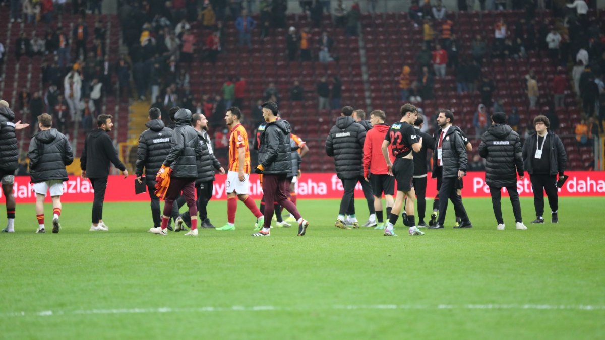 Galatasaray kupaya veda etti. Taraftar her şeye rağmen oyuncuları bağrına bastı