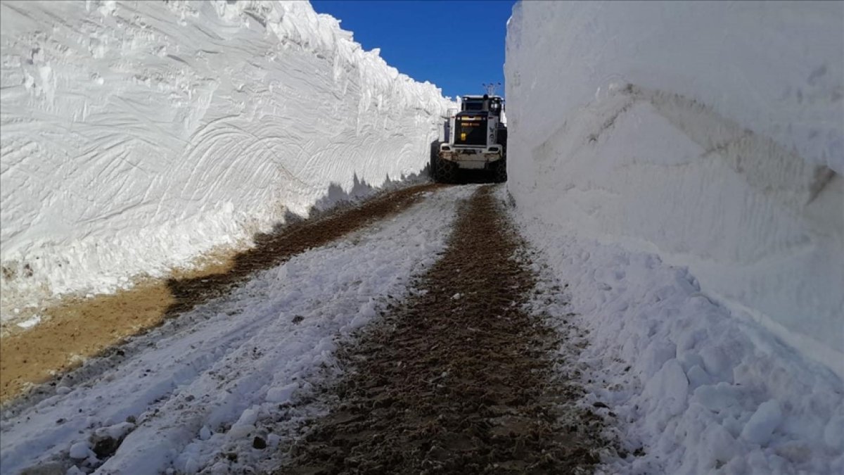 Kar nedeniyle kapanan üs bölgelerinin yolu açıldı! 4 metreye ulaştı