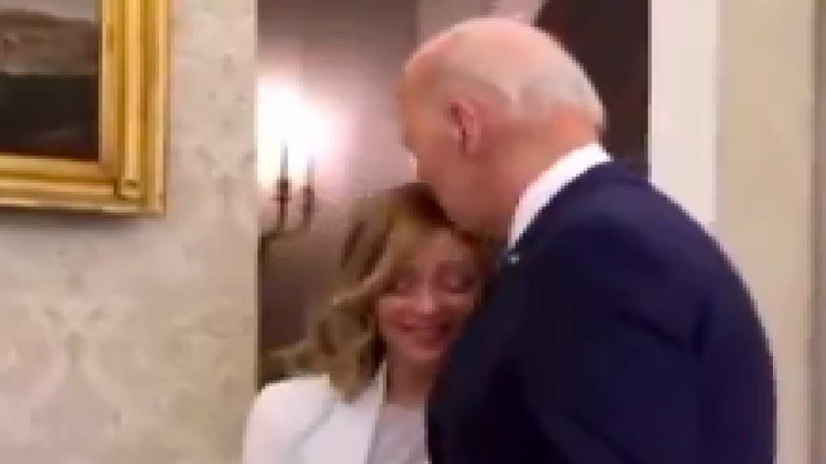 Joe Biden, İtalya Başbakanı Meloni'nin saçını öptü