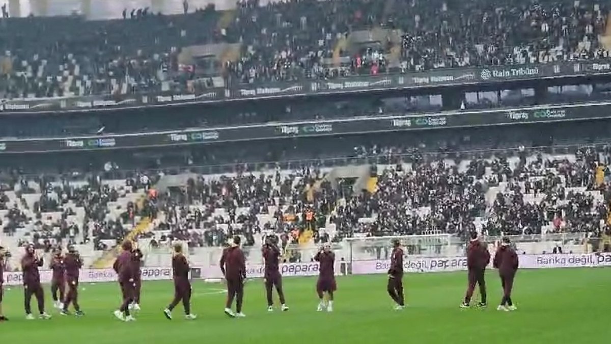 Galatasaraylı oyuncular derbi öncesi sahaya indi. Gördükleri sonrası şaştı kaldı