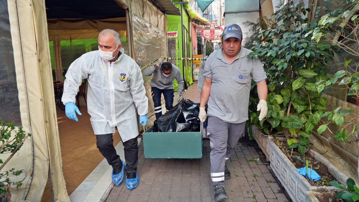 Mendil satarak geçimini sağlayan evsiz adam ölü bulundu. Yaşlı adamdan geriye sadece 2 mendil kaldı