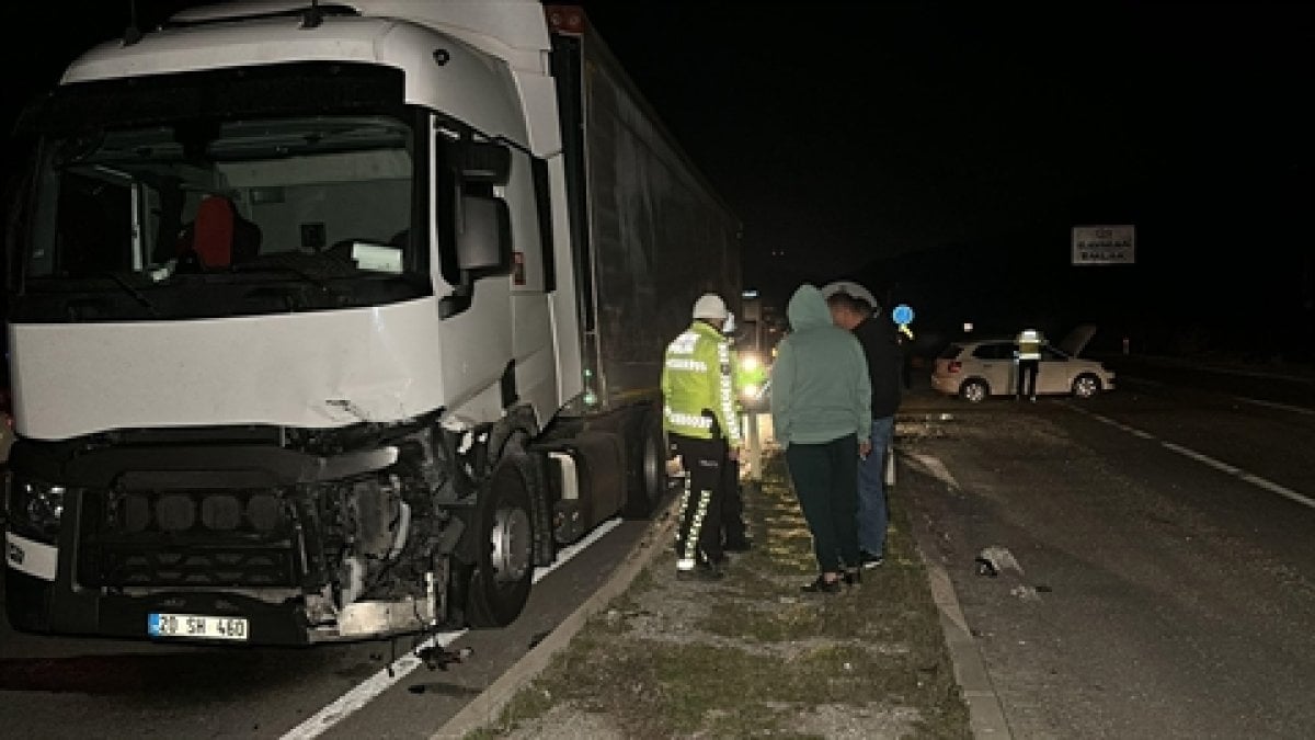 TIR ile çarpışan aracın sürücüsü öldü eşi yaralandı