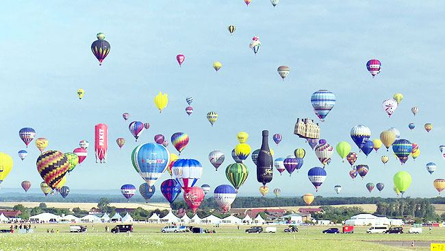 Fransa'da, 433 balon havalanarak dünya rekoru kırdı