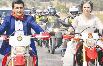 Düğün törenlerine motosikletle gittiler