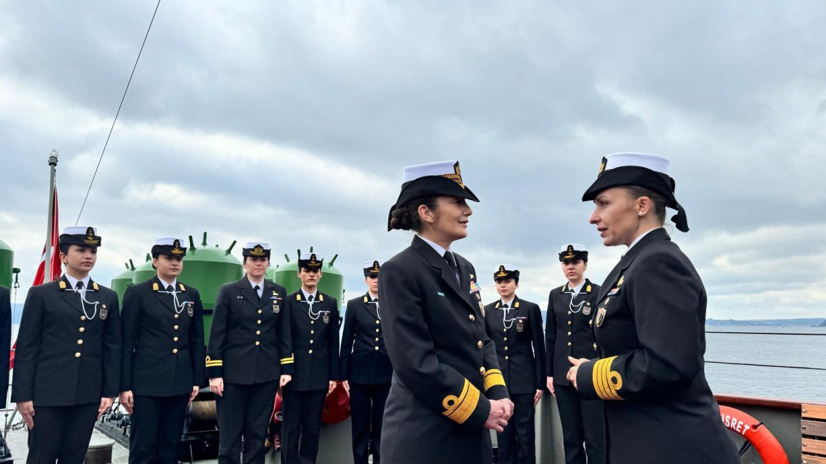 İlk kadın amirali Gökçen Fırat Deniz Harp Okulu öğrencileriyle TCG Nusret'te buluştu
