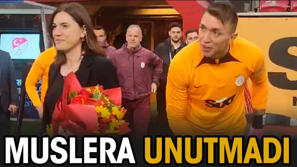 Muslera sahaya çıkarken unutmadı