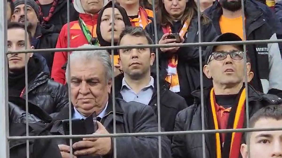 Galatasaray taraftarı öldü öldü dirildi. O telefonuyla oynadı