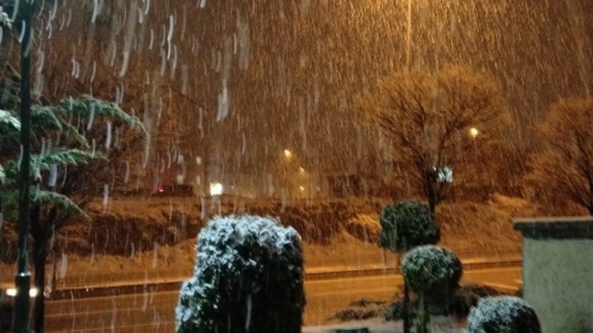 Ankara’da kar yağışı başladı