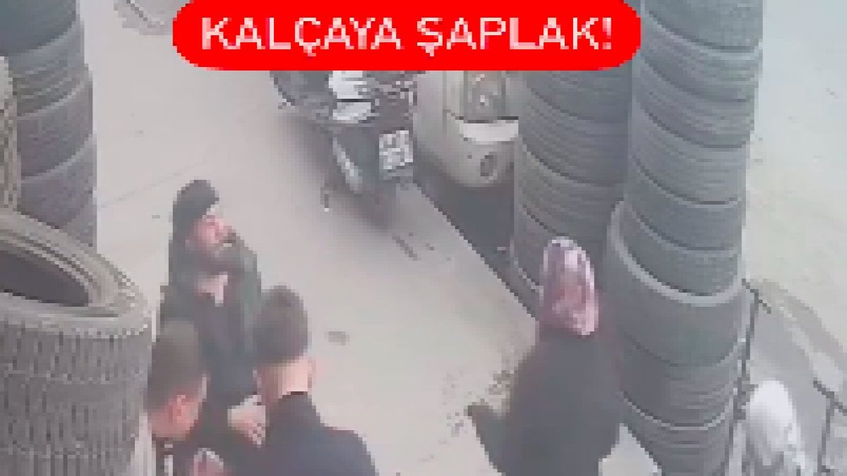 Eyüpsultan'da dilenci kadın parayı aldıktan sonra adamın kalçasına şaplak attı