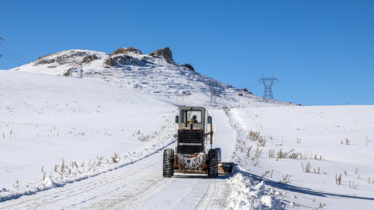 Van’da 152 yerleşim yerinin yolu kar yağışı nedeniyle ulaşıma kapandı