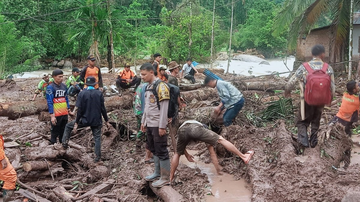 Endonezya'da sel ve toprak kayması: 21 ölü