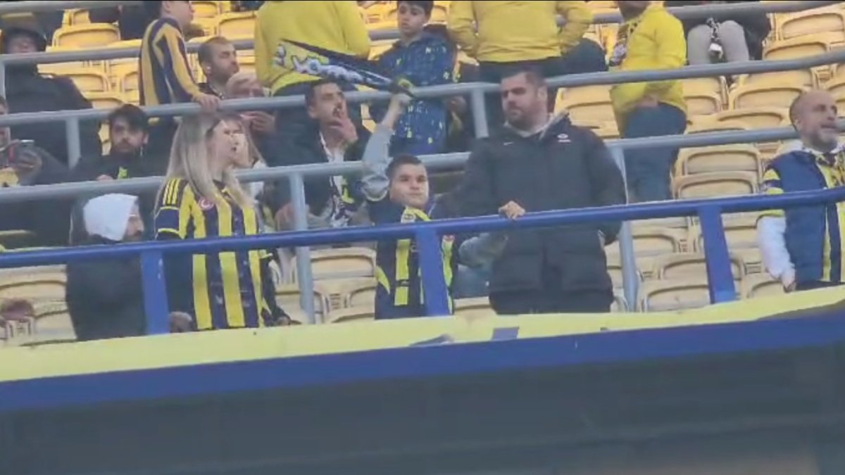 Fenerbahçe tribünlerinde herkes onları izledi. Gözlerini alamadılar