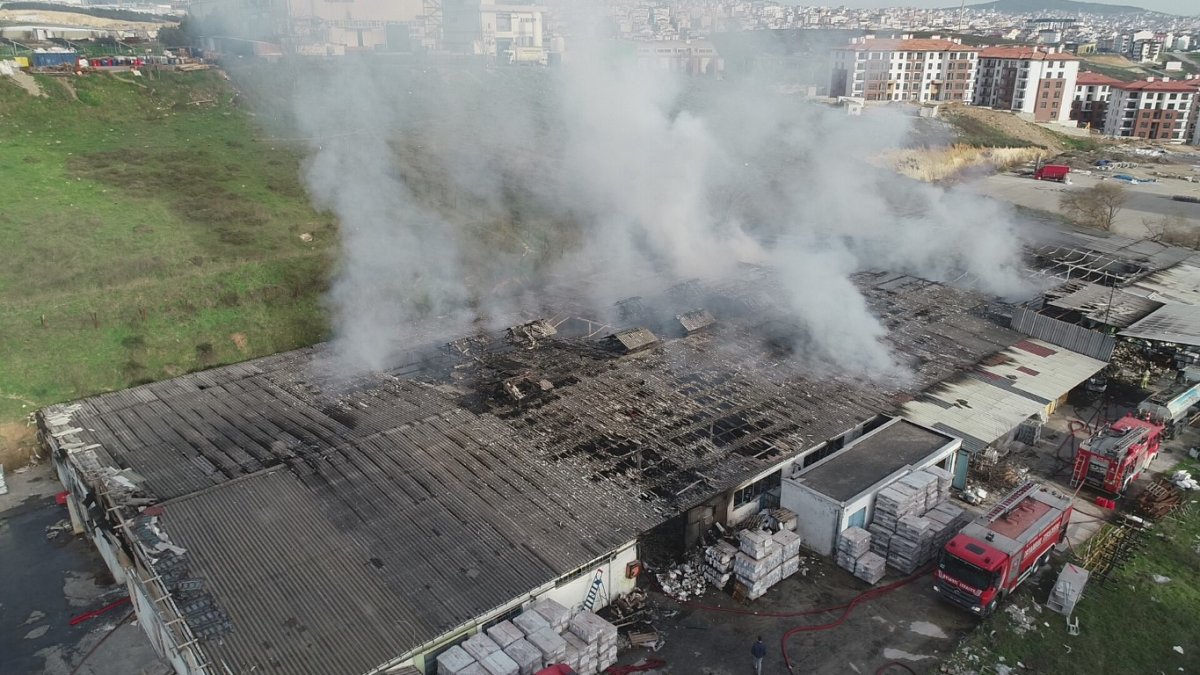 Tuzla'da seramik malzemelerin bulunduğu depoda yangın