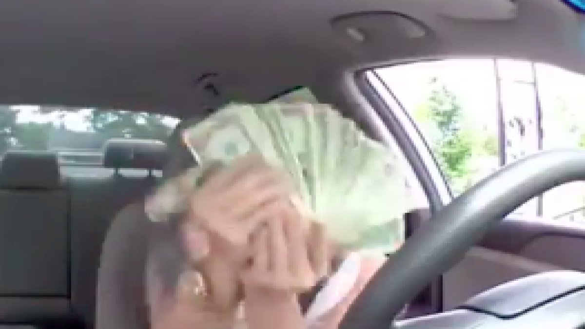 TikTok çekerken bir tomar parayı çaldırdı: Sosyal medyada olay oldu