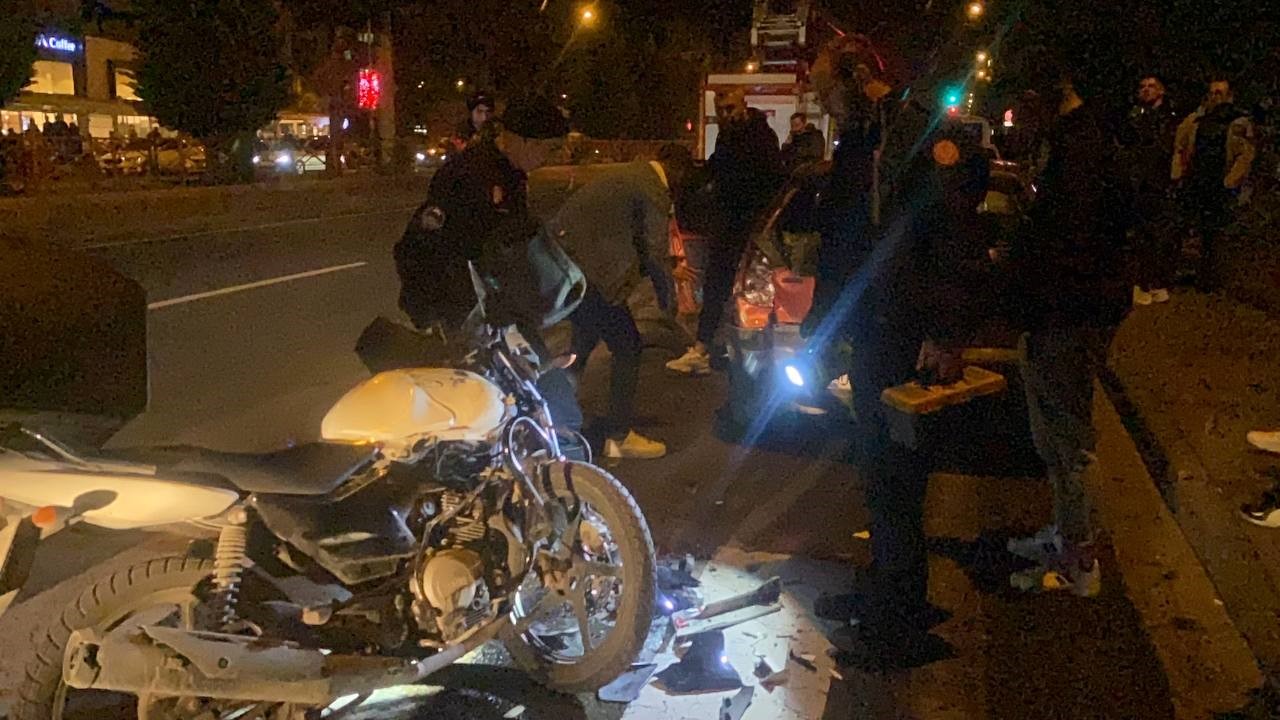 Motosiklet park halindeki otomobile çarptı '2 yaralı
